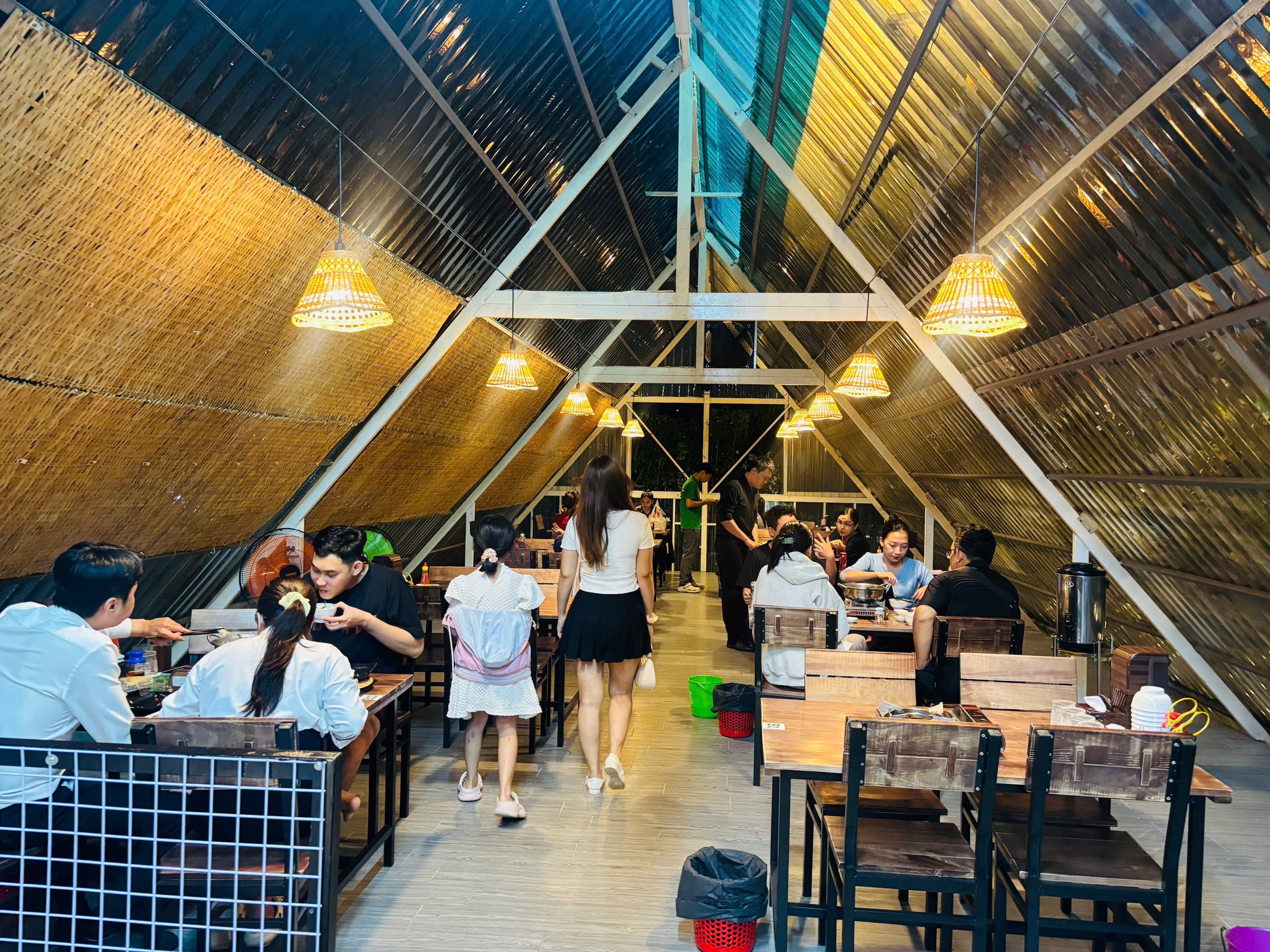 Mạ Tôi Gò Vấp - Lẩu Khổ Qua Rừng 339 Phạm Huy Thông - Phòng riêng